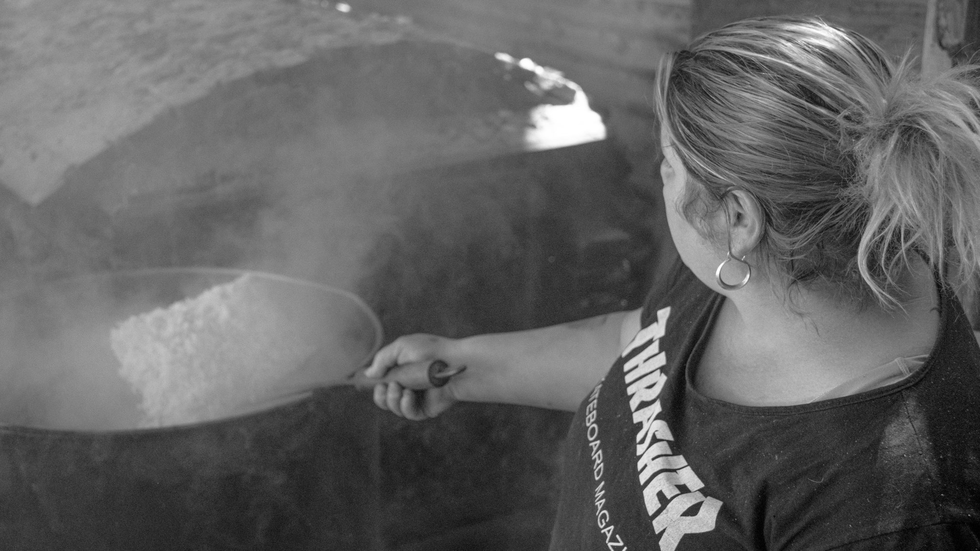 Cocinando en comedor comunitario La Esperanza