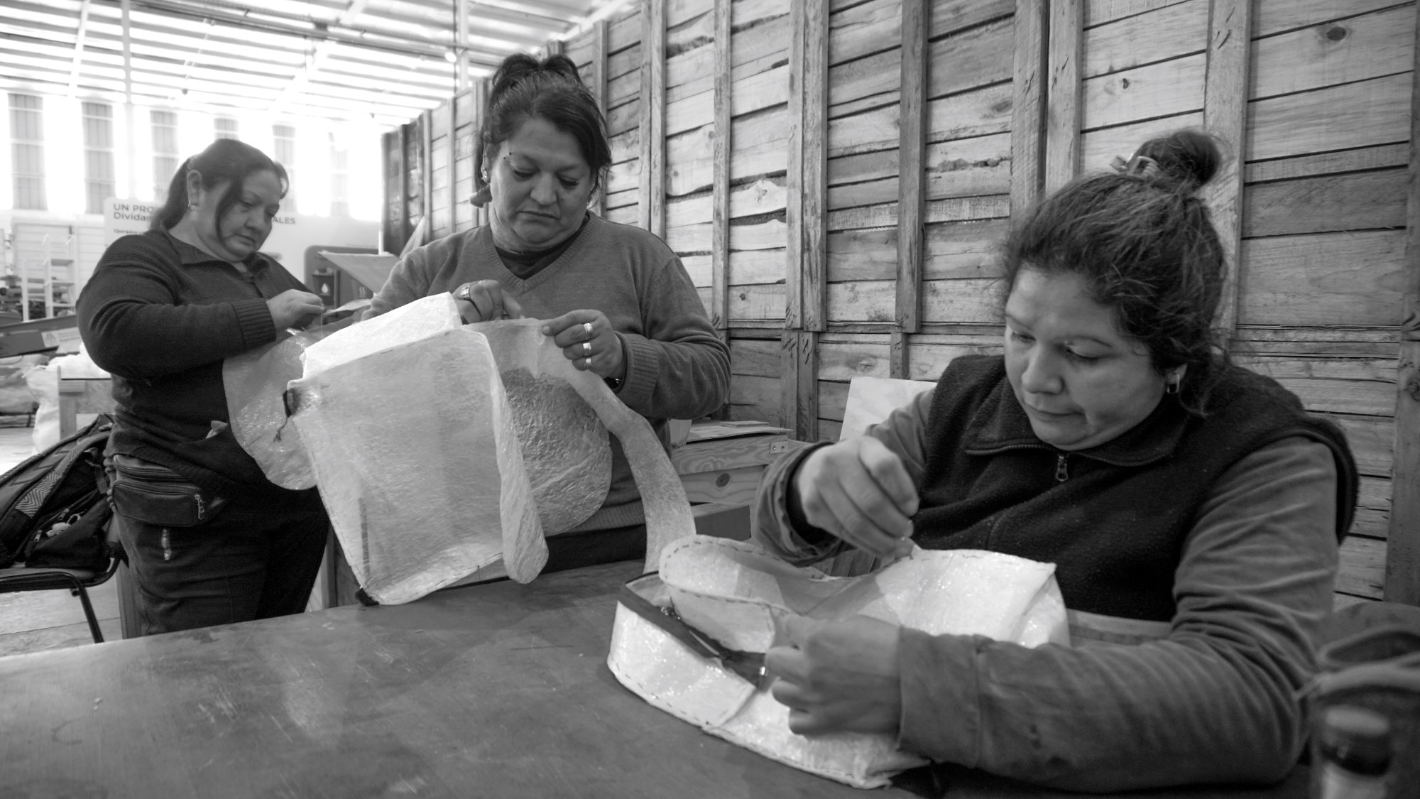 Compañeras trabajando con materiales recuperados